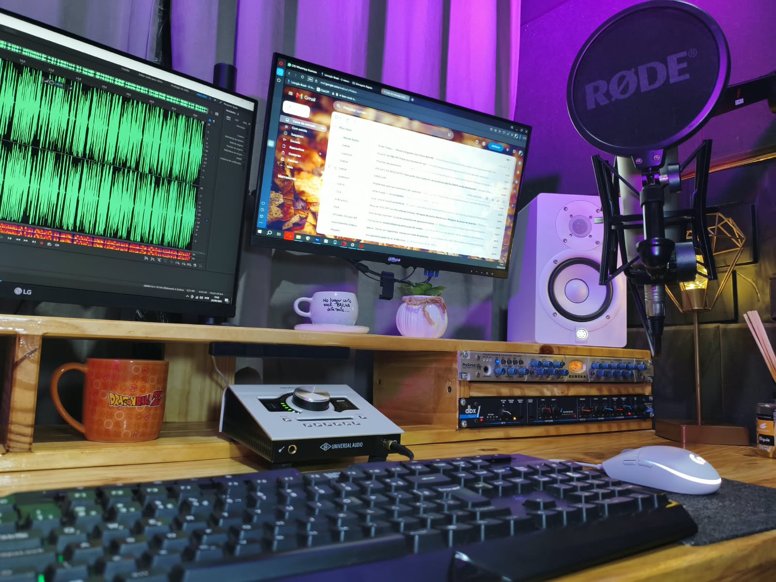 Estúdio do locutor José Reyz: microfone de condensador, interface de áudio e monitores